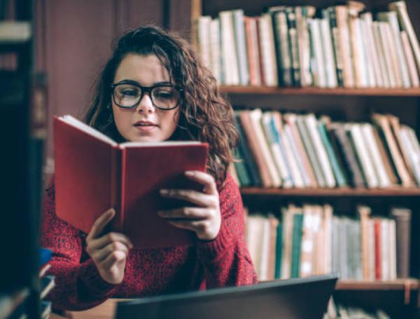 Autora leyendo en una biblioteca
