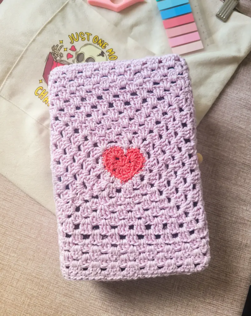 Cover de Libros en Crochet - Funda de libros lila diseño corazon (6 x 8.8 pulgadas, max 700 páginas)