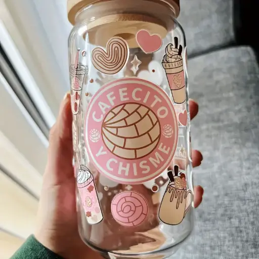 Cafecito Y Chisme Glass Cup - Vaso de vidrio con tapa de bambú de 16 oz  